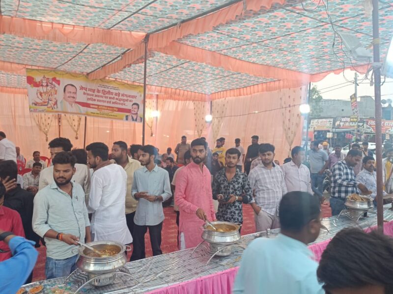बड़े मंगलवार पर आयोजित भंडारे में सैकड़ो लोगों ने ग्रहण किया प्रसाद 