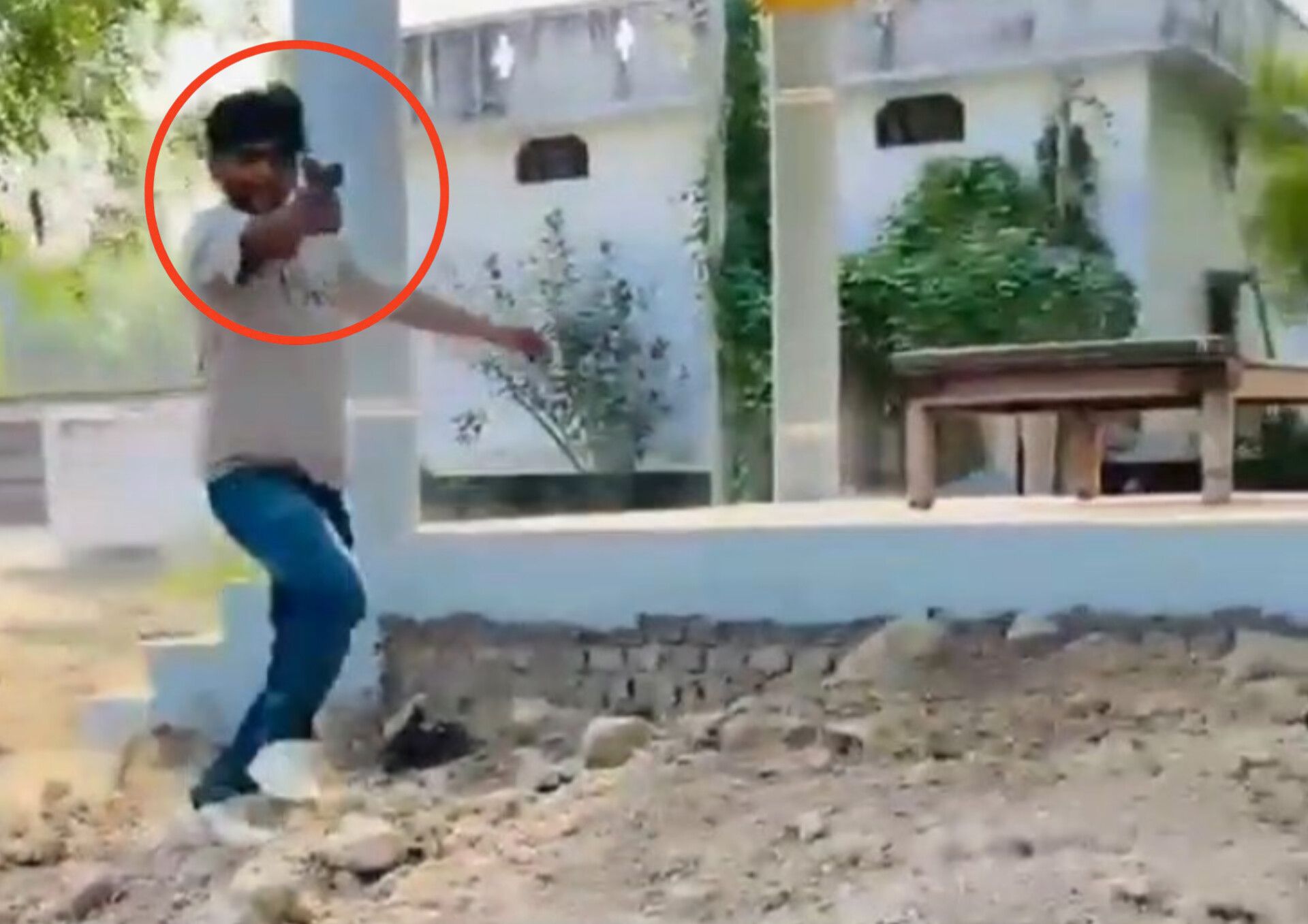 सेफ्टी टैंक को लेकर पट्टीदारों में हुआ विवाद, चली गोली
