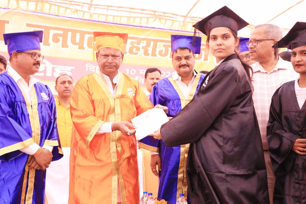 मनु लॉ कॉलेज में द्वितीय दीक्षांत समारोह में मुख्य अतिथि रहे केन्द्रीय मंत्री