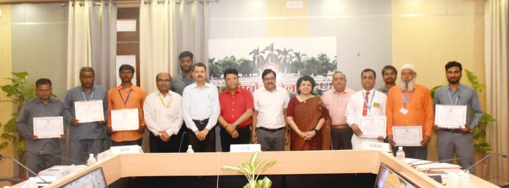 मैन ऑफ द मंथ संरक्षा पुरस्कार प्राप्तकत्र्ताओं के साथ महाप्रबन्धक, पूर्वोत्तर रेलवे सुश्री सौम्या माथुर, अपर महाप्रबन्धक डी.के.सिंह, प्रमुख मुख्य संरक्षा अधिकारी मुकेश कुमार मेहरोत्रा एवं अन्य वरिष्ठ रेल अधिकारी।