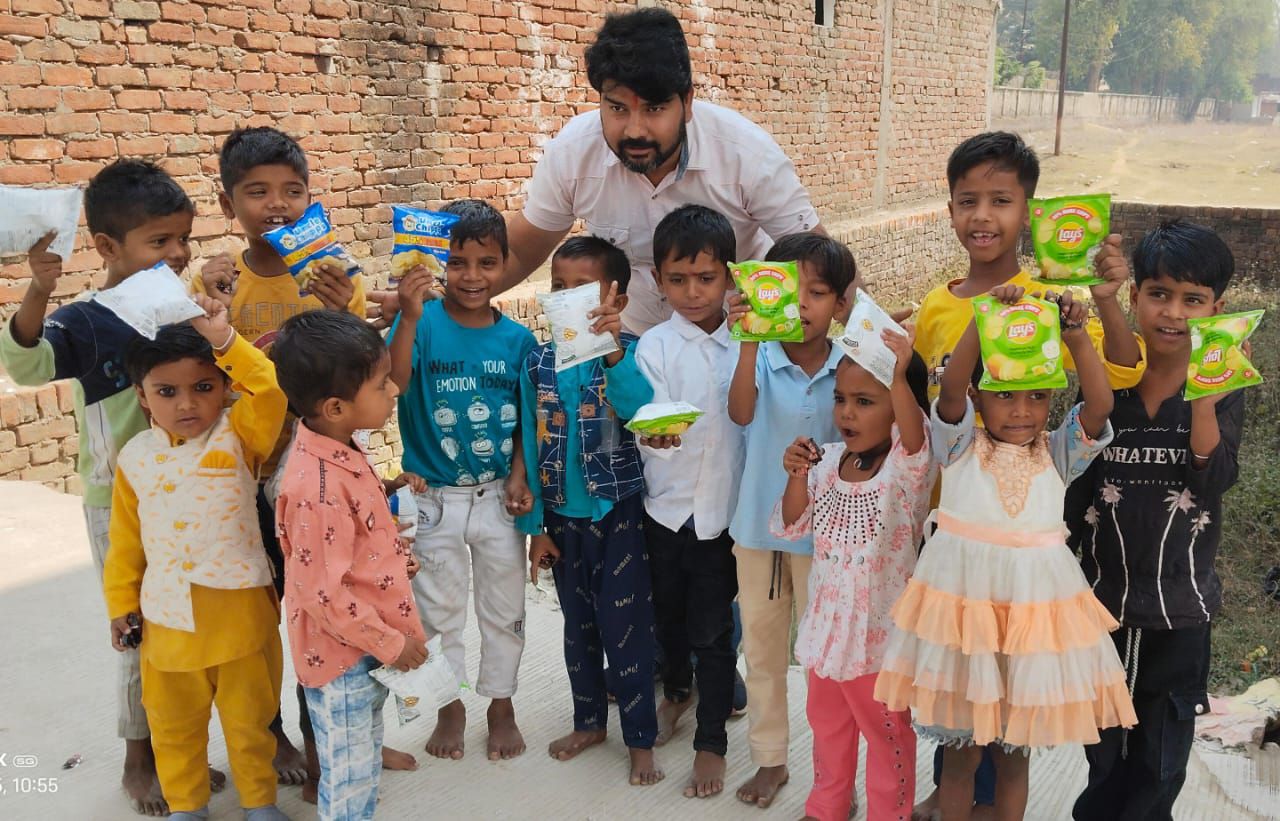 समाजसेवी ने महाराणा प्रताप जयंती पर बच्चों में वितरण किये खाद्य सामग्री