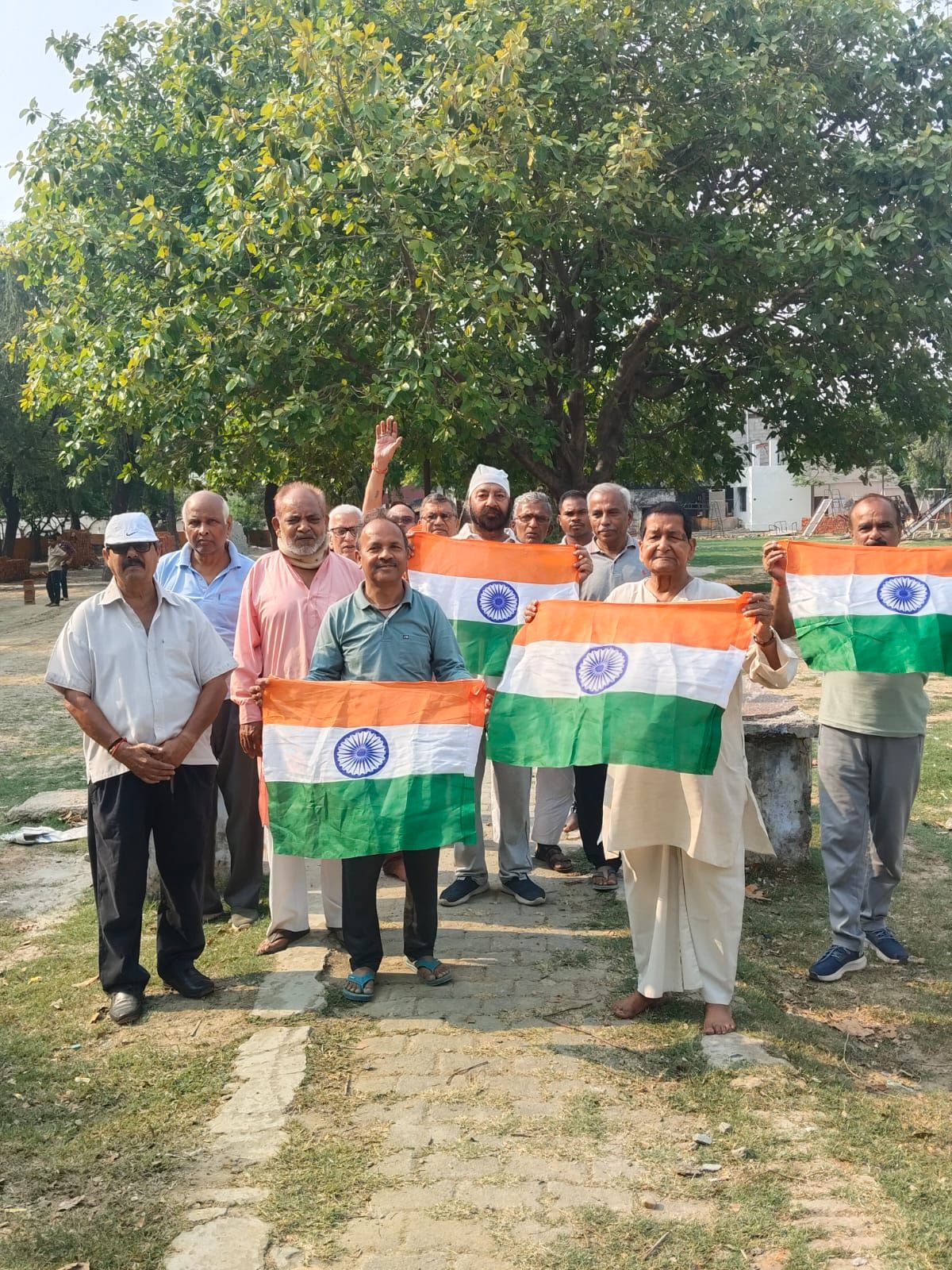 सैनिकों के सम्मान में निकाला गया तिरंगा यात्रा