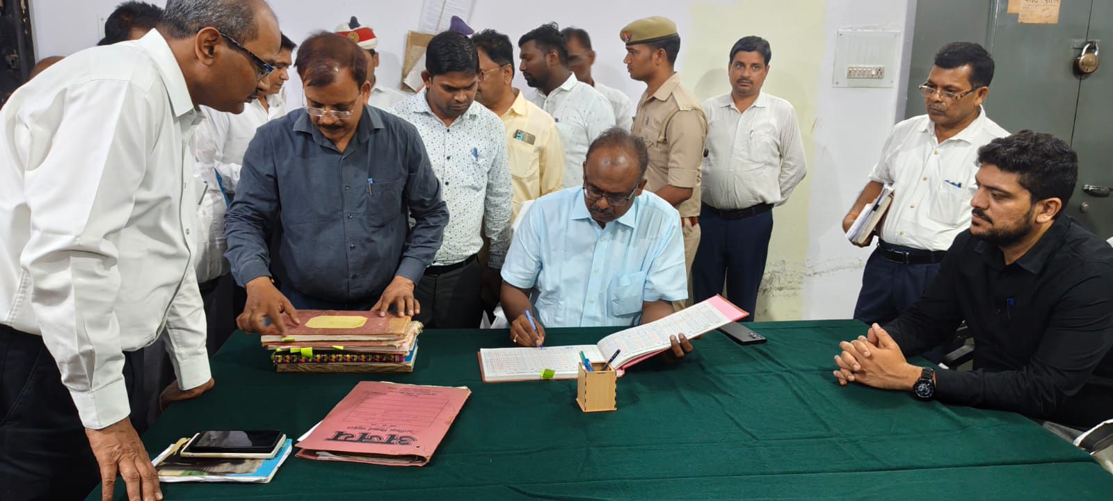 जनपद महराजगंज के नवनियुक्त जिलाधिकारी ने किया पदभार ग्रहण