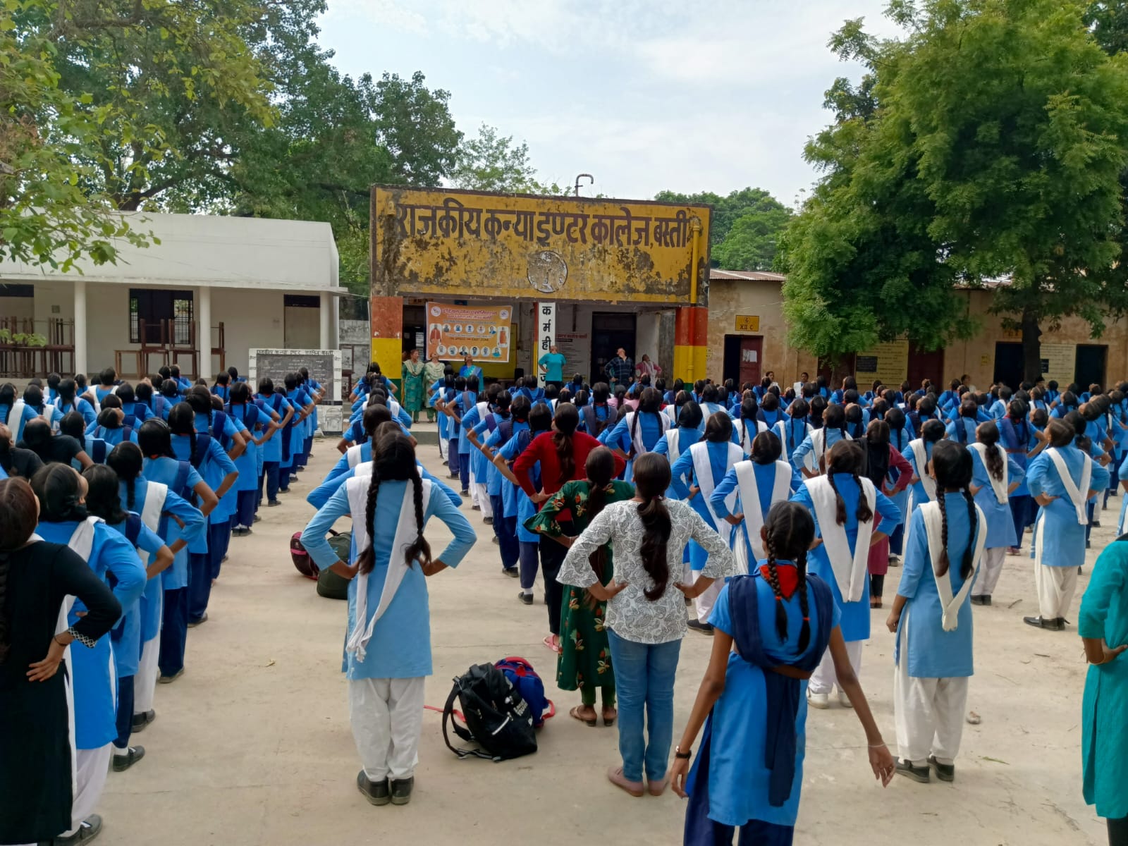 इन्टर कालेज एवं पब्लिक स्कूल के छात्रों को कराया गया योगाभ्यास