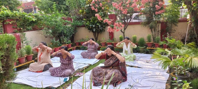 कामकाजी और गृहिणी महिलाओं के शारीरिक और मानसिक स्वास्थ्य के लिए आयोजित हुआ योग प्रशिक्षण 