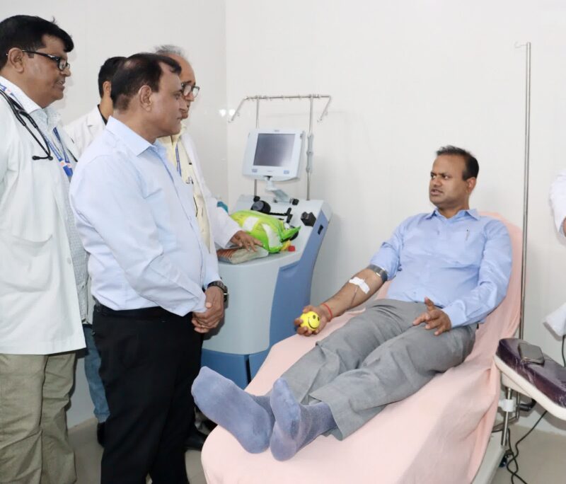 रक्तदान करने से किसी जरूरतमंद व्यक्ति की जान बचायी जा सकती है‌ : जिलाधिकारी