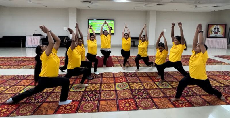 महायोगी गुरु श्री गोरक्षनाथ शोधपीठ में योग गुरु डॉo विनय मल्ल नियमित करवा रहे सूर्य नमस्कार