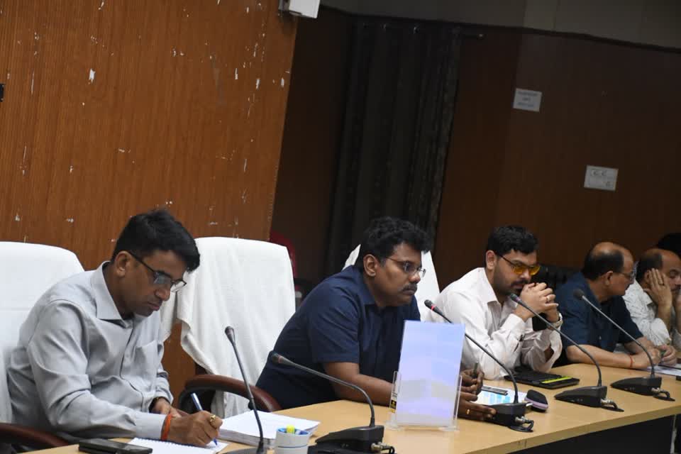 मुख्यमंत्री डैश बोर्ड (विकास कार्यों) की समीक्षा बैठक कलेक्ट्रेट सभागार में हुई सम्पन्न