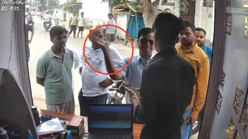 तहसीलदार दुकान पर पहुंचे और दुकानदार से बातचीत करते हुए मारा थप्पड़