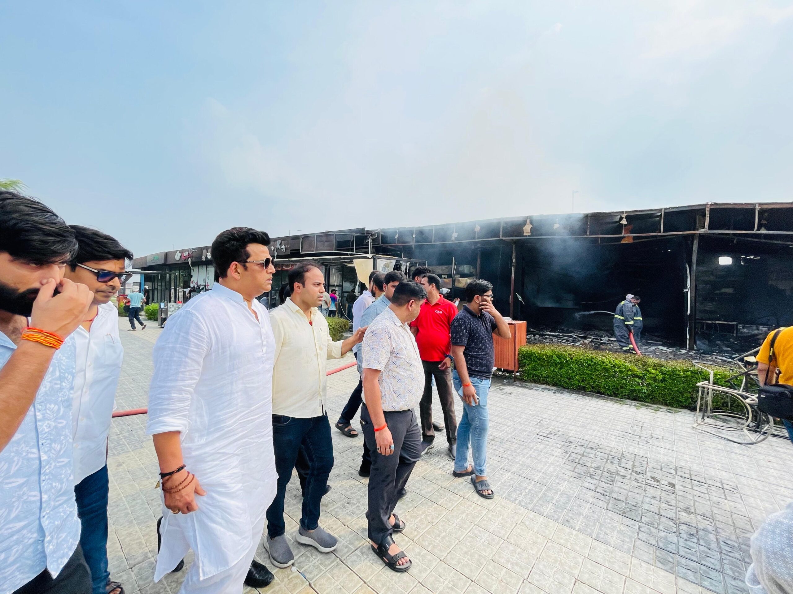 गोरखपुर कोर्टयार्ड बाय मैरियट के पास JSR परिसर में लगी भीषण आग, मौके पर पहुंचे सांसद
