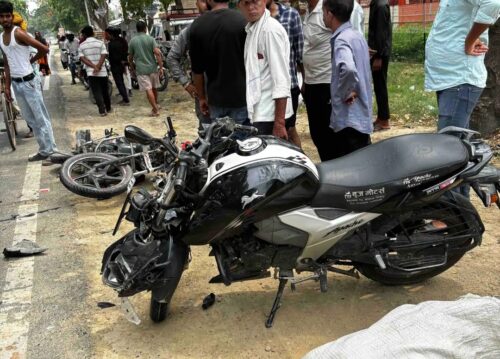 दो बाइक सवारों मे आमने-सामने की भिड़ंत, एक घायल