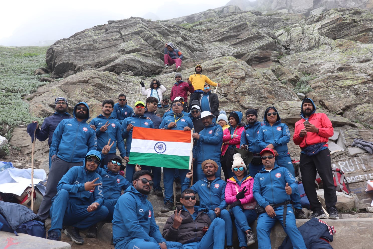 रेलकर्मियों की ट्रेकिंग टीम ने 14,200 फीट ऊँचें हम्पटा पास (दर्रा) पर सफलतापूर्वक की चढ़ाई