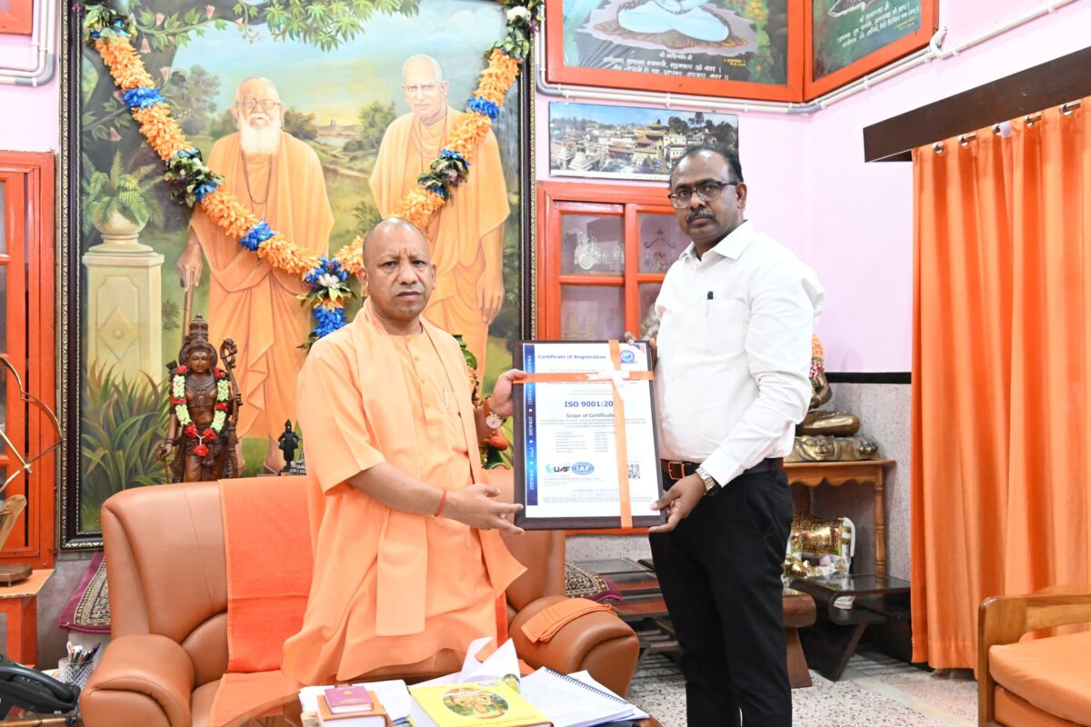 मुख्यमंत्री ने जिलाधिकारी को प्रदान किया आईएसओ सर्टिफिकेट
