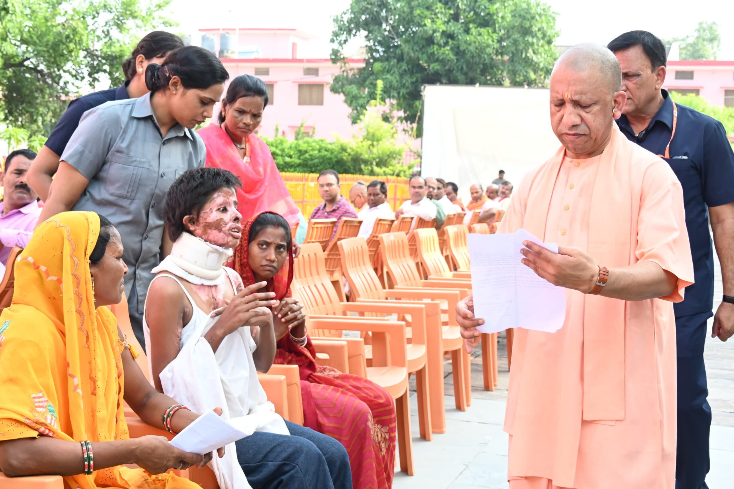 कब्जामुक्त कराएं जमीन, पीड़ितों को दिलाएं हक : मुख्यमंत्री