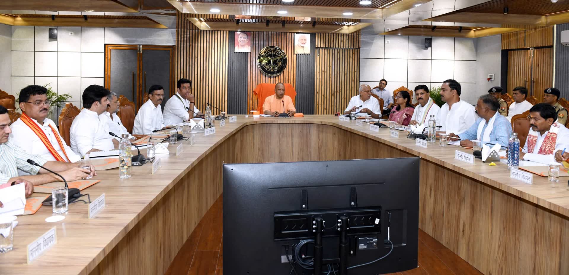 जनप्रतिनिधियों के प्रस्तावों पर तेजी से हो सड़कों का निर्माण : सीएम योगी