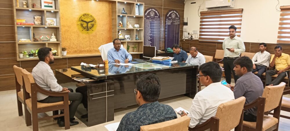 खाद की उपलब्धता और वितरण की दैनिक समीक्षा की हुई बैठक
