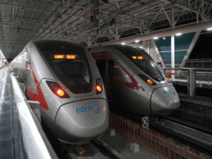 PM मोदी मेरठ पहुंचे, मेट्रो को हरी झंडी दिखाई:रैपिड ट्रेन में स्कूली बच्चों और मजदूरों के साथ सफर करेंगे