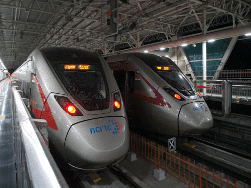 PM मोदी मेरठ पहुंचे, मेट्रो को हरी झंडी दिखाई:रैपिड ट्रेन में स्कूली बच्चों और मजदूरों के साथ सफर करेंगे