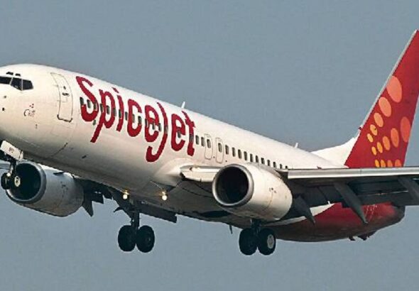 स्पाइसजेट की फ्लाइट की इमरजेंसी लैंडिंग:दिल्ली से लेह जा रही थी, 150 यात्री सवार थे; उड़ान के दौरान इंजन में खराबी आई