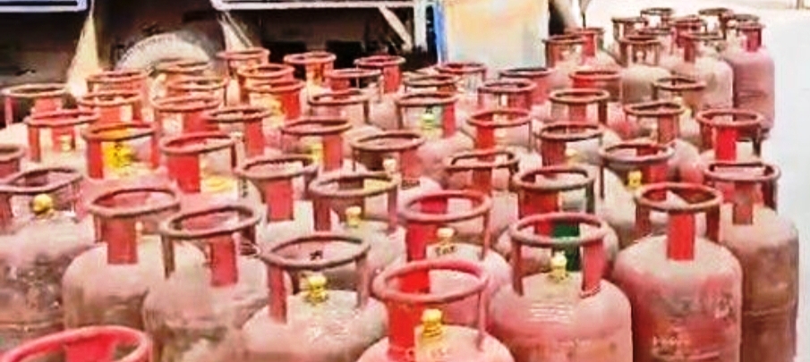 सिलेण्डरों को अवैध ढंग से ऊंचे दर पर बेचा, गैस एजेंसियों के विरूद्ध हुई कार्यवाही
