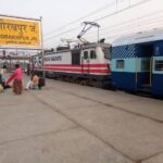 आज इलेक्ट्रानिक पैनल पर ट्रेनों के परिचालन का कार्य महिला रेलकर्मी द्वारा