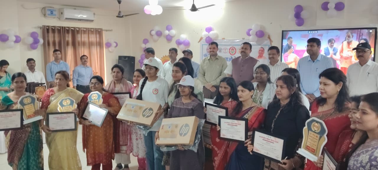 मेधावी छात्राओं को किया गया सम्मानित, दो बालिकाओं को मिला लैपटॉप