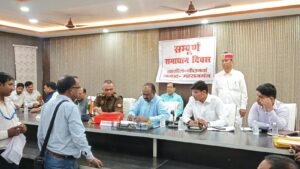 संपूर्ण समाधान दिवस में डीएम ने सुनी समस्या, गुणवत्तापूर्ण निस्तारण का दिया निर्देश 