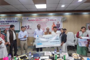 विभिन्न क्षेत्रों में उत्कृष्ट कार्य करने वाली महिलाएं एवं छात्राएं हुए सम्मानित 