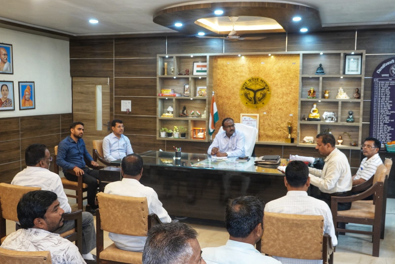 जनपद में कहीं भी डीजल-पेट्रोल या गैस की कोई किल्लत नहीं है : डीएम 