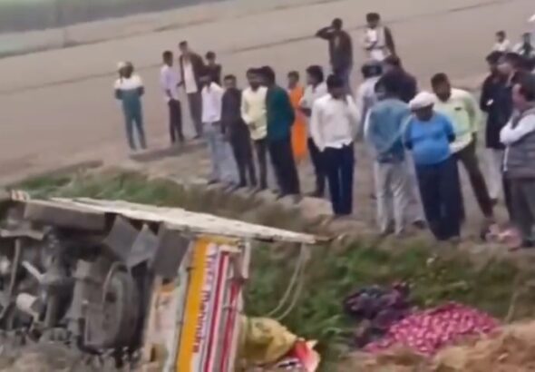 निचलौल में श्रद्धालुओं से भरी पिकअप गड्ढे में पलटी, तीन गंभीर 