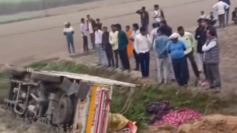 निचलौल में श्रद्धालुओं से भरी पिकअप गड्ढे में पलटी, तीन गंभीर 