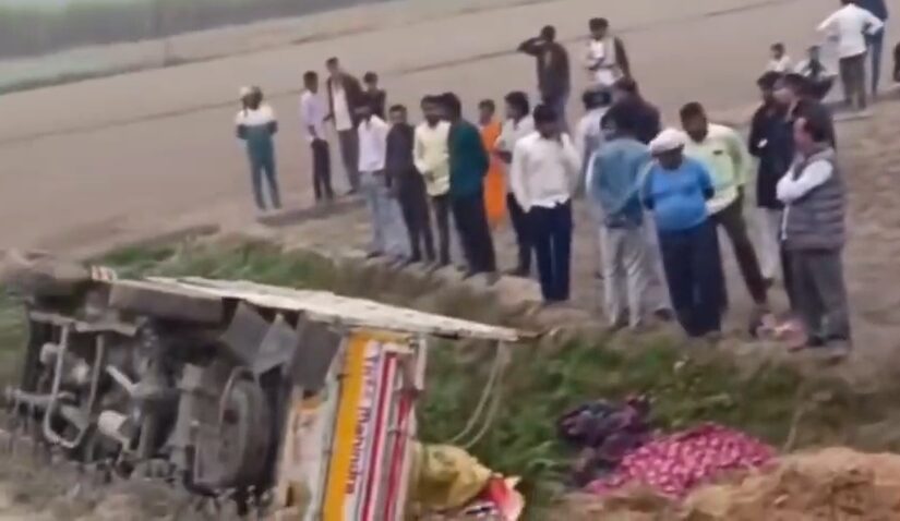 निचलौल में श्रद्धालुओं से भरी पिकअप गड्ढे में पलटी, तीन गंभीर 